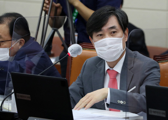 국민의힘 하태경 의원이 18일 오전 서울 여의도 국회 국방위원회에서 열린 원인철 합참의장 후보자 인사청문회에서 질의하고 있다. <연합뉴스>